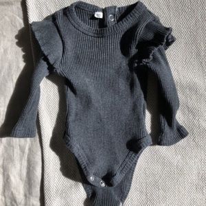 Ribbed grey ruffled sleeves bodysuit